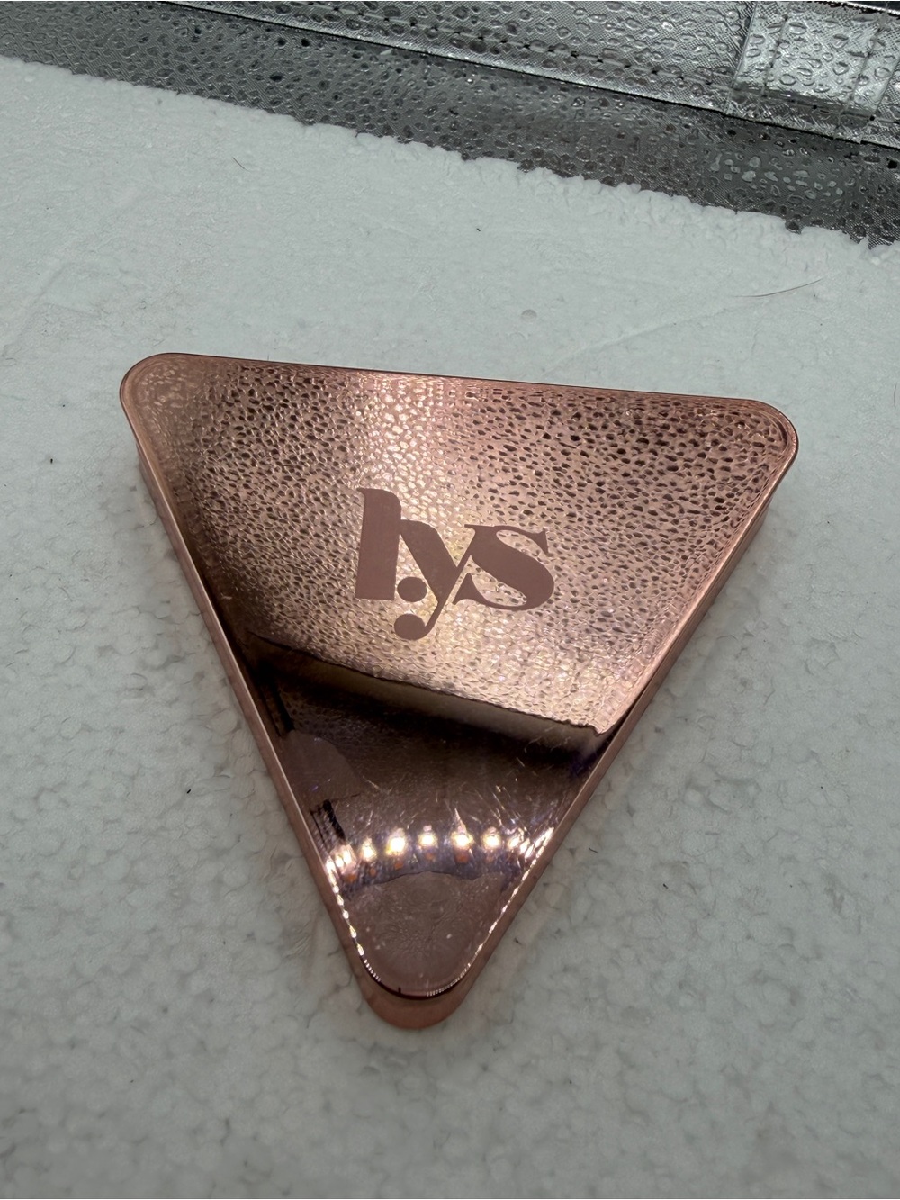 Lys Light Beige Triangular Compact Face Powder - Picture 3 of 5